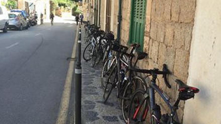 Vecinos de Deià denuncian la cantidad de bicicletas que aparcan en las aceras