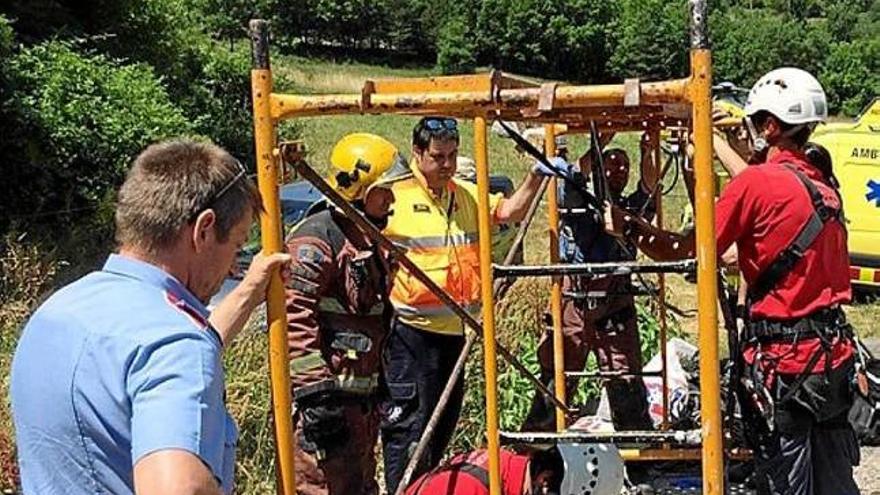 Bombers muntant la bastida per al rescat