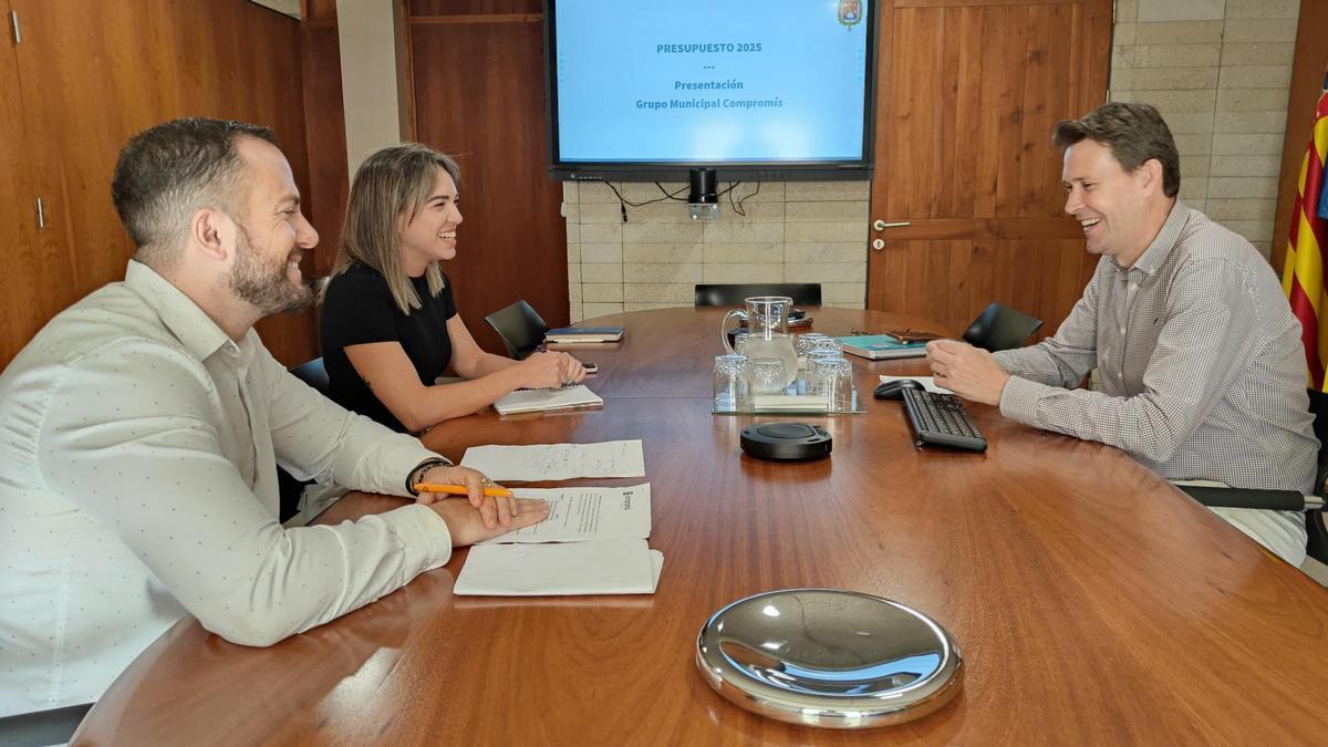 Los concejales de Compromís, Rafa Mas y Sara Llobell, conversan con el edil de Hacienda, Toni Gallego (PP).