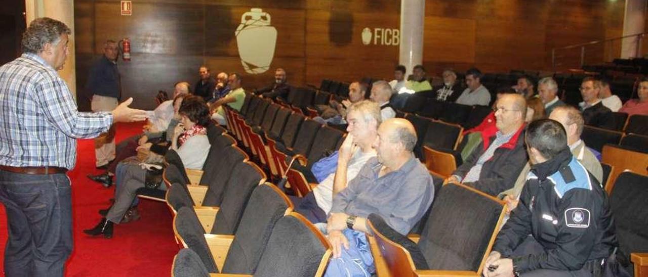 Una de las asambleas de la plantilla municipal celebradas en el Centro Social do Mar. // Santos Álvarez