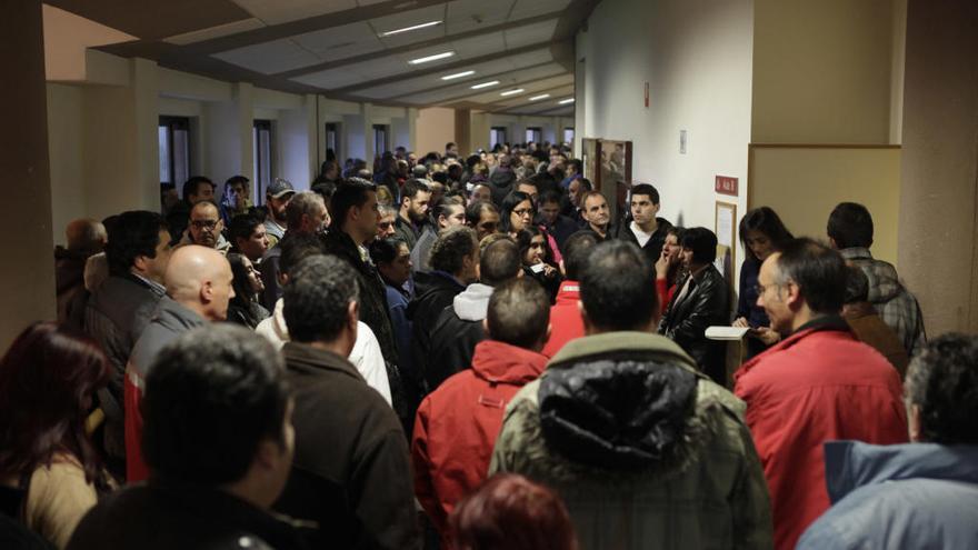 Aspirantes esperan para realizar una prueba de los planes de empleo de Gijón.