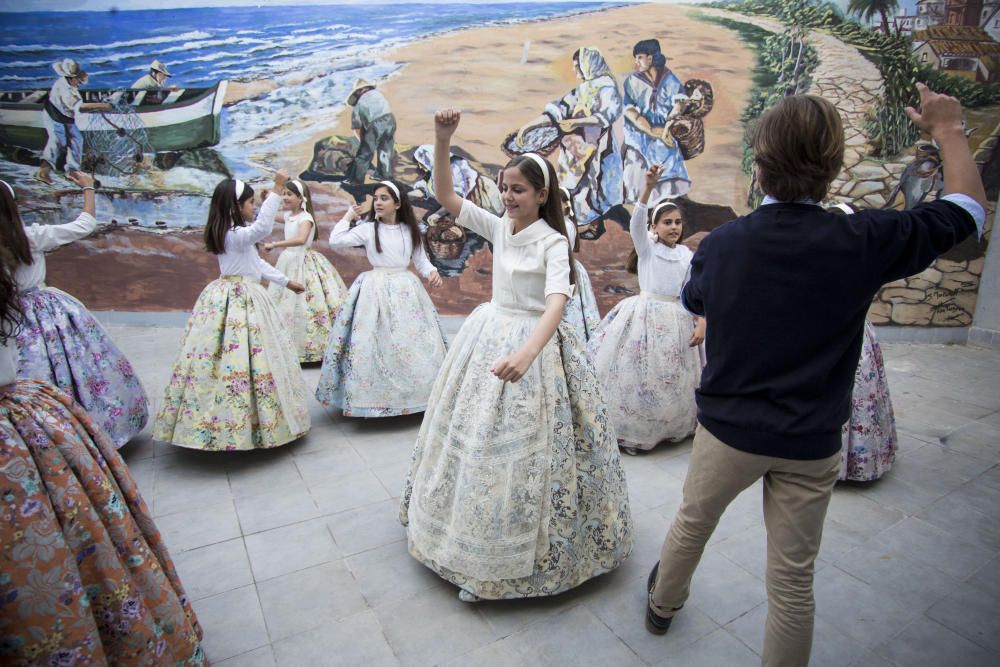 Ensayo de la Dansà con la fallera mayor y la corte