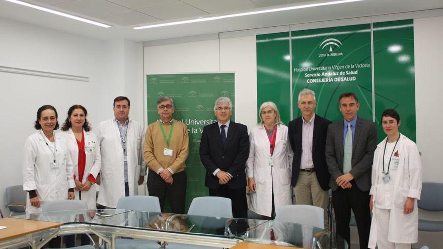 Médicos del hospital Clínico y del Costa del Sol tras la firma del acuerdo.