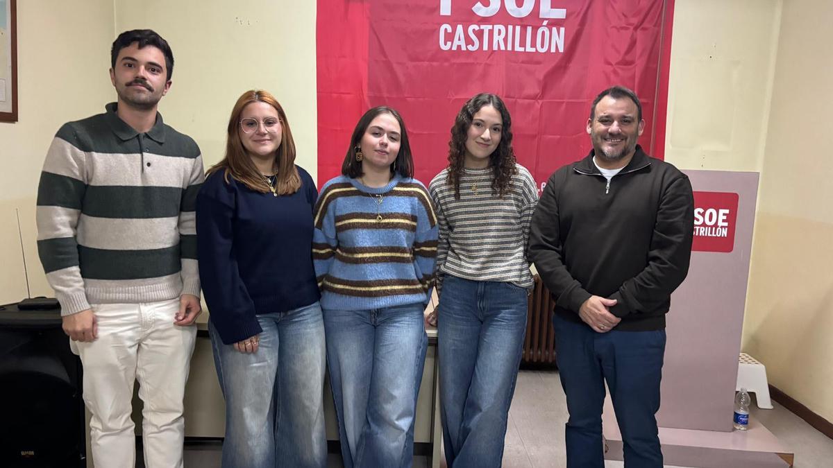 Sergio Llera, Ariane Oviaño Peral, Lucia Vega, Marta Ojeda e Iván López, en la sede del PSOE de Castrillón.