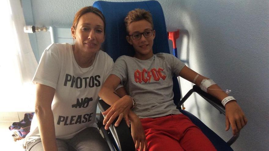 Luis, uno de los menores hospitalizados, junto a su madre // Marta Clavero
