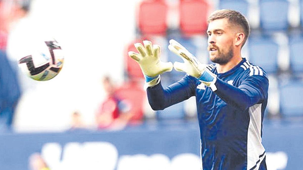 Aitor Fernández, en un calentamiento con Osasuna