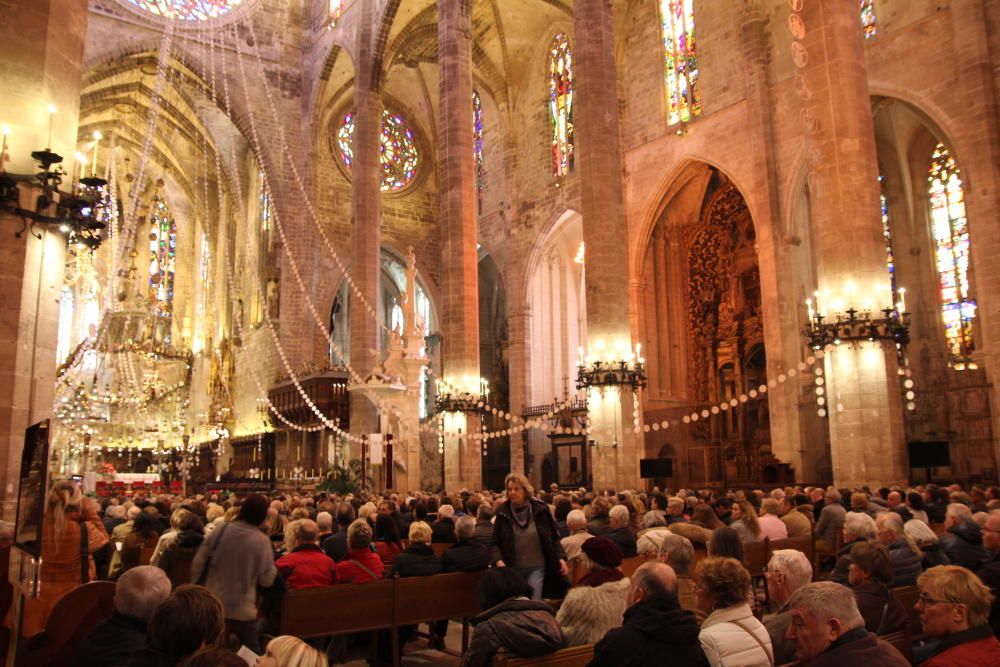 Mehrere tausend Personen kamen an Heiligabend wieder zu den beiden Ausgaben der deutschsprachigen ökumenischen Christvesper in der Kathedrale von Palma de Mallorca, die inzwischen seit 1971 auf Mallorca stattfinden. Die Predigt hielt Pfarrer Andreas Falow.