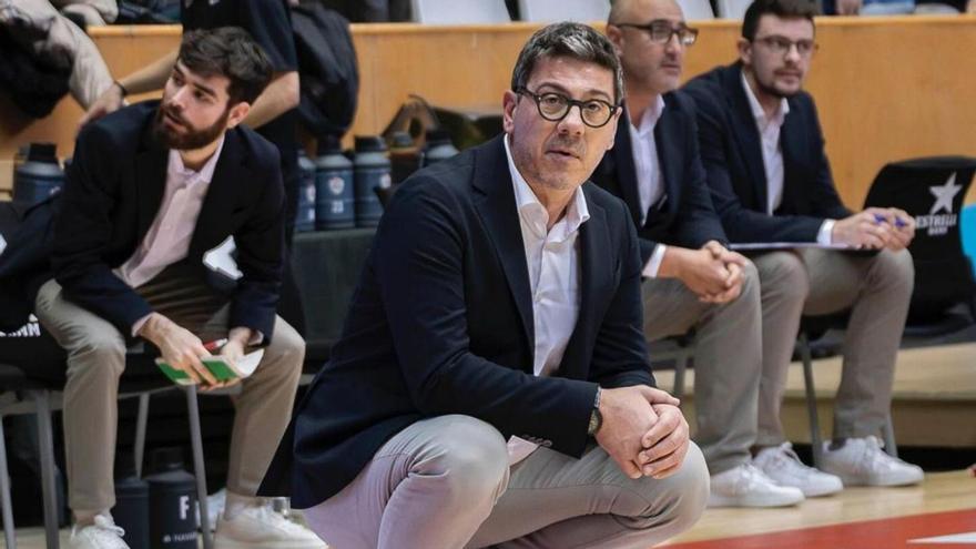Fotis Katsikaris en la línea de banquillo del Bàsquet Girona durante la actual temporada. | | ACB