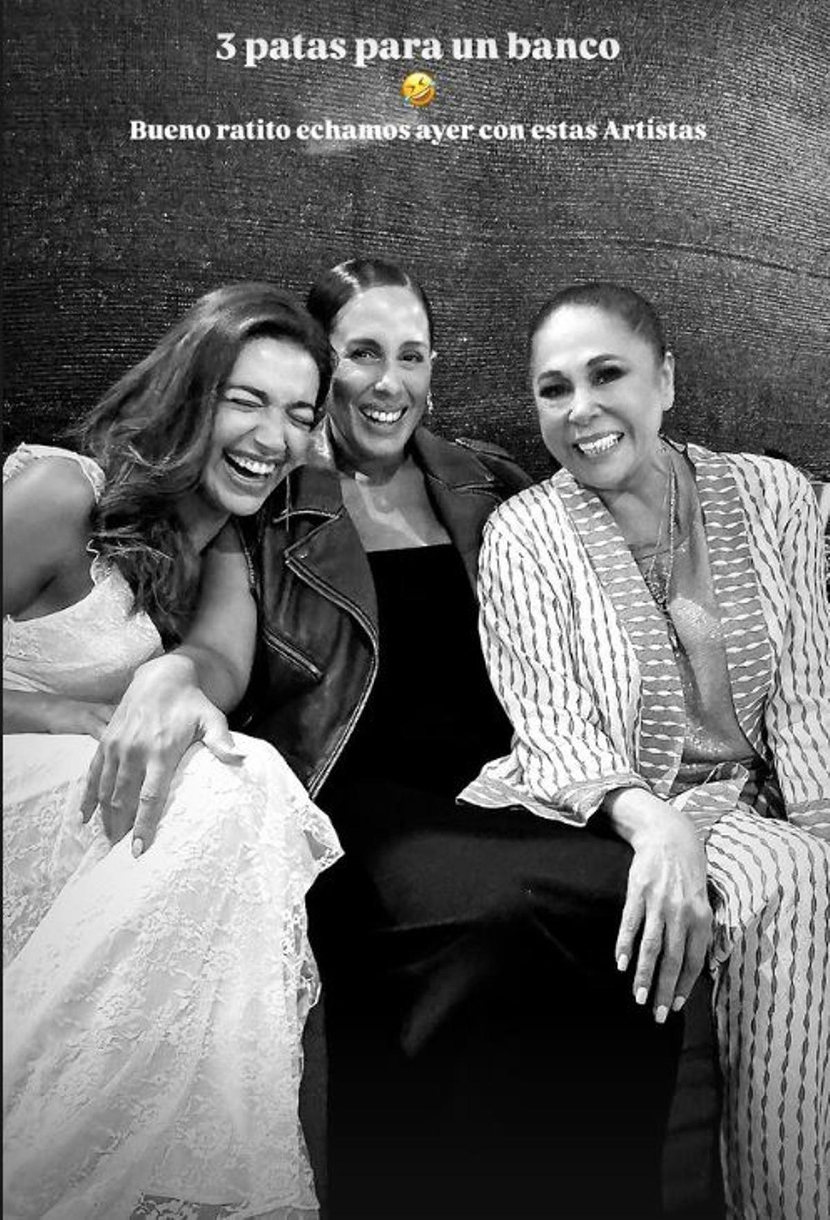 Imagen compartida por Anabel Pantoja de risas con su tía y Ana Guerra durante la fiesta.