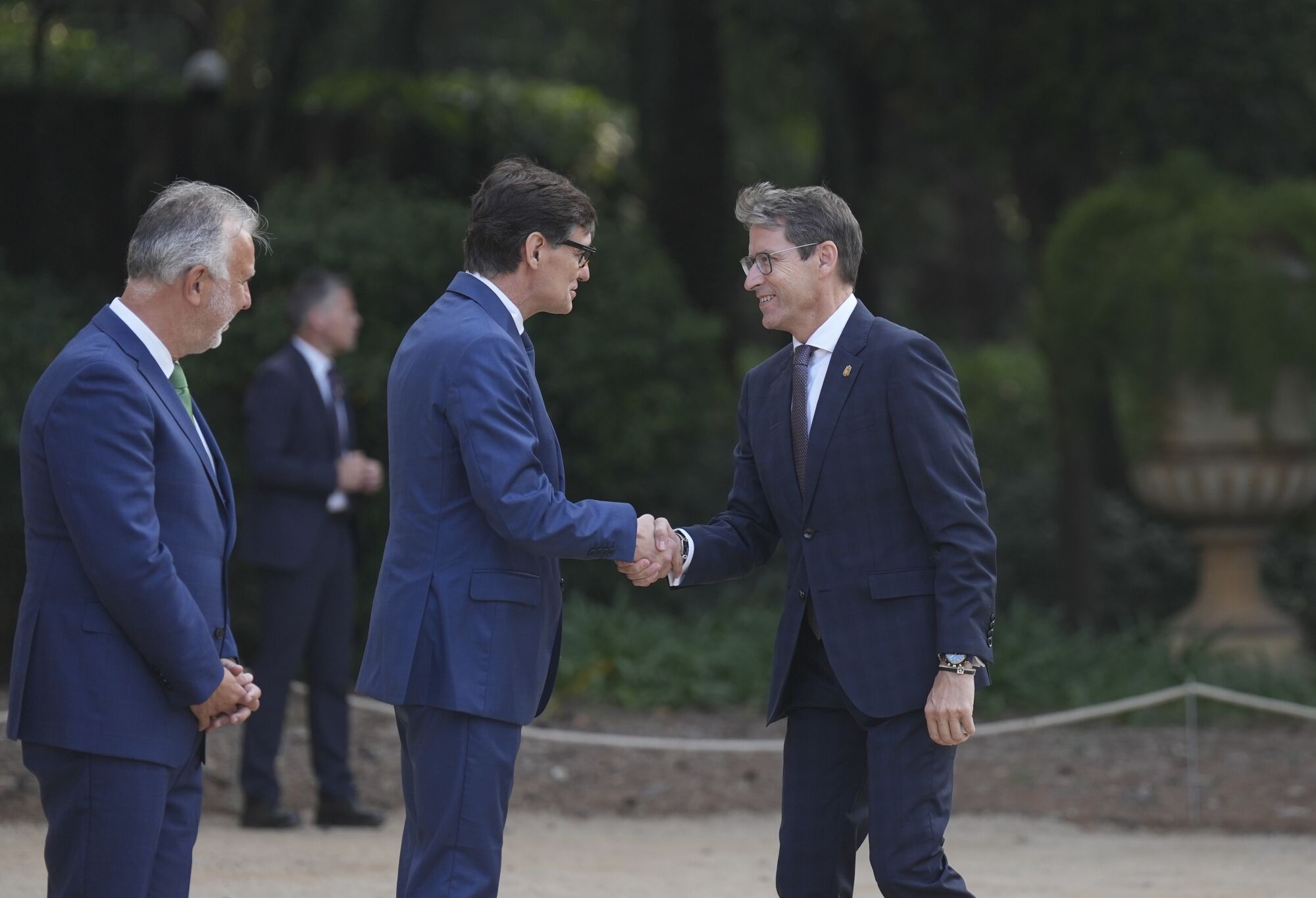 El presidente de la Generalitat de Cataluña, Salvor Illa (i), saluda al presidente de La Rioja, Gonzalo Capellán (d), a su llegada a la XXVIII Conferencia de Presidentes, en Palau de Pedralbes de Barcelona, a 6 de junio de 2025, en Barcelona, Catalunya (España). Durante la conferencia se abordarán los 16 puntos de la agenda, ampliada tras la inclusión de las demandas de las Comunidades Autónomas, que contemplan entre otros asuntos la reforma de la financiación autonómica, el control de fronteras, la política migratoria, el acceso a la vivienda, la situación energética y la reforma del Poder Judicial. Por primera vez, los presidentes autonómicos pueden intervenir en las lenguas cooficiales de sus territorios con traducción simultánea. 06 JUNIO 2025;CONFERENCIA;PRESIDENTES;GOBIERNO David Zorrakino / Europa Press 06/06/2025. ÁNGEL VÍCTOR TORRES;GONZALO CAPELLÁN;SALVADOR ILLA;David Zorrakino;