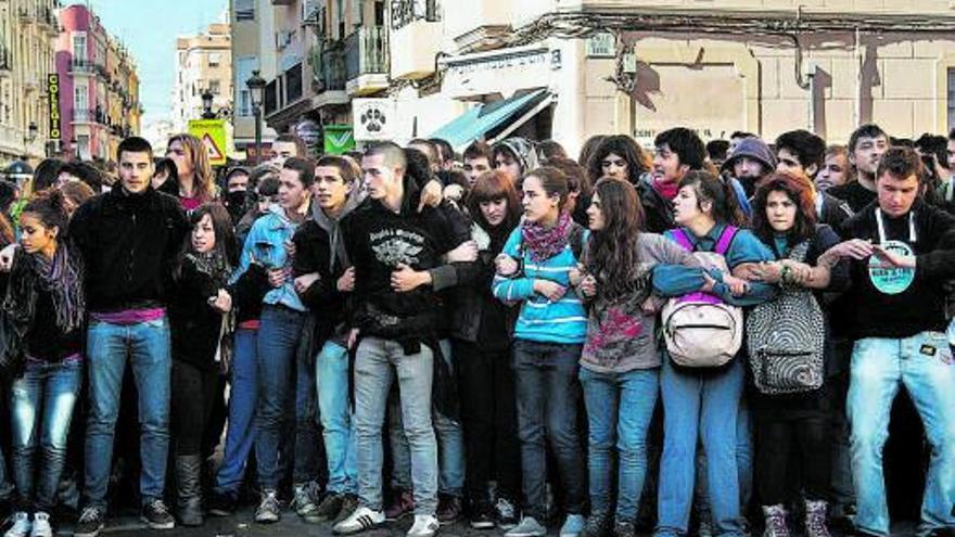 La manifestación del 21 de febrero
se caracterizó porque los participantes
llevaban un libro en señal
de protesta. EDUARDO RIPOLL | GERMÁN CABALLERO