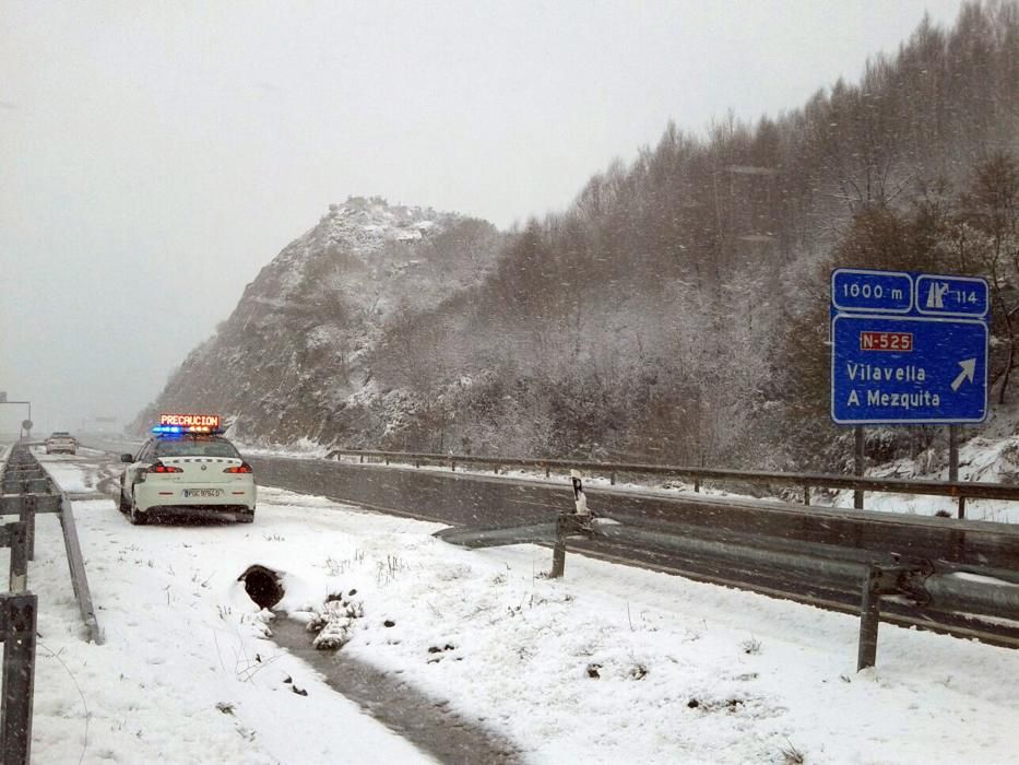 La nieve complica el tráfico en la A-52