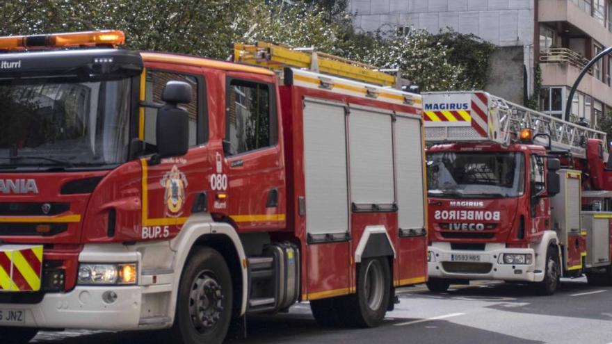 Bomberos de Vigo acuden a una intervención. // C. Graña