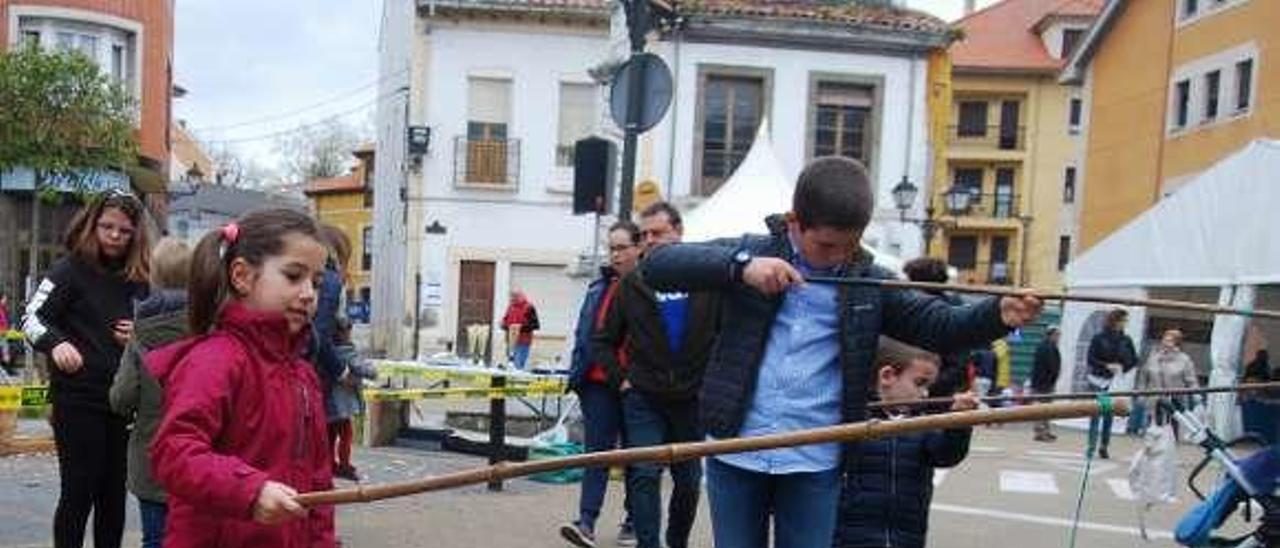 Por la izquierda, Noelia Peinó, Pelayo Loredo y Lucas González, pescando botellas de sidra ayer en Noreña.