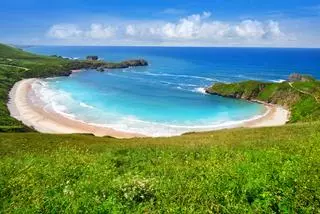 La playa del norte de España de aguas turquesa y arena blanca que recuerda a las del Caribe