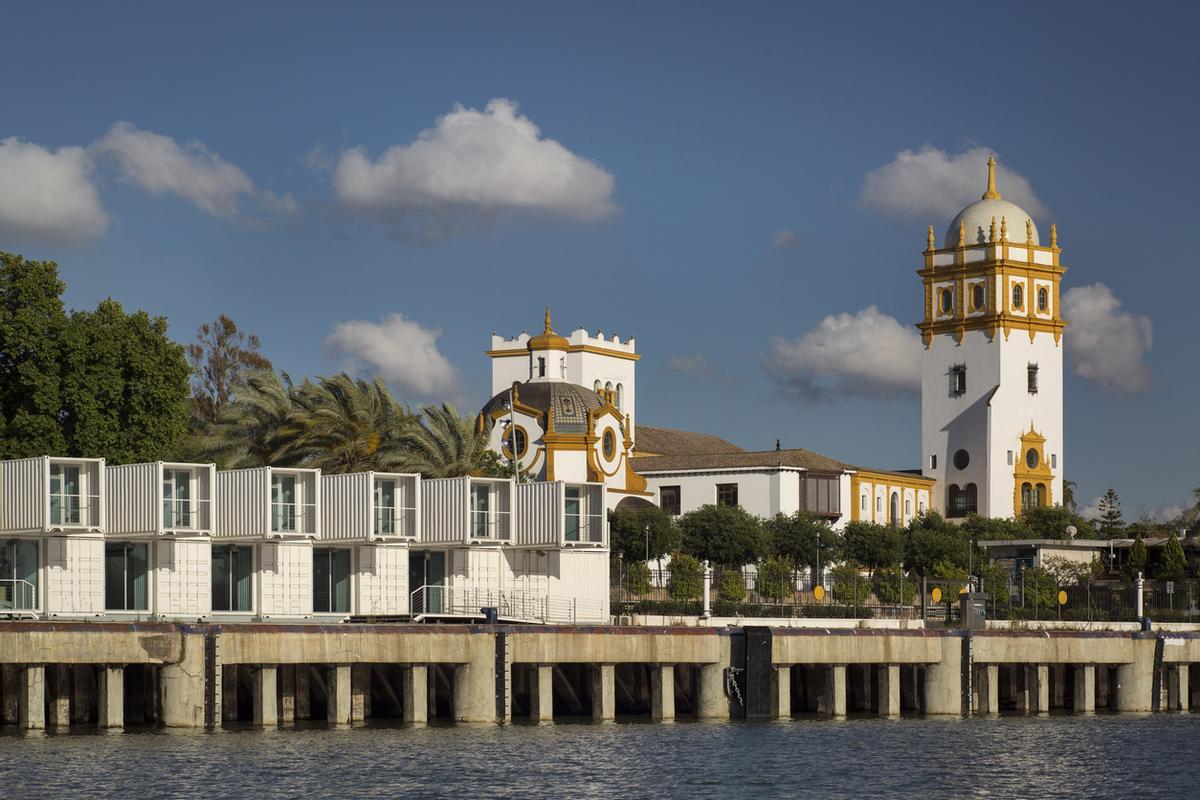 Paisaje urbano andaluz desde el río Guadalquivir