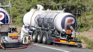 Cortada la AP-7 en Mont-roig del Camp (Tarragona) por el accidente de un camión que transportaba ácido clorhídrico