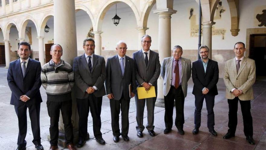 En el centro, el vicerrector del Profesorado, Julio Antonio González, con el presidente de la sectorial de profesorado del G-9, Segundo Piriz, y el resto de miembros de esta comisión, ayer, en el patio del edificio histórico.