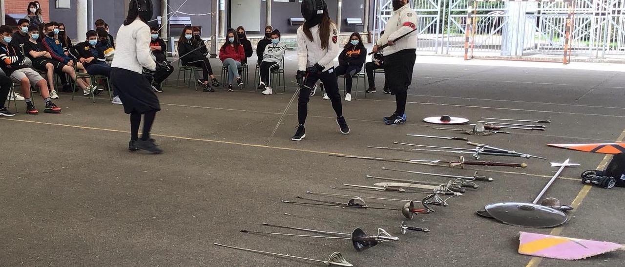 La Pola saca el sable para aprender Historia