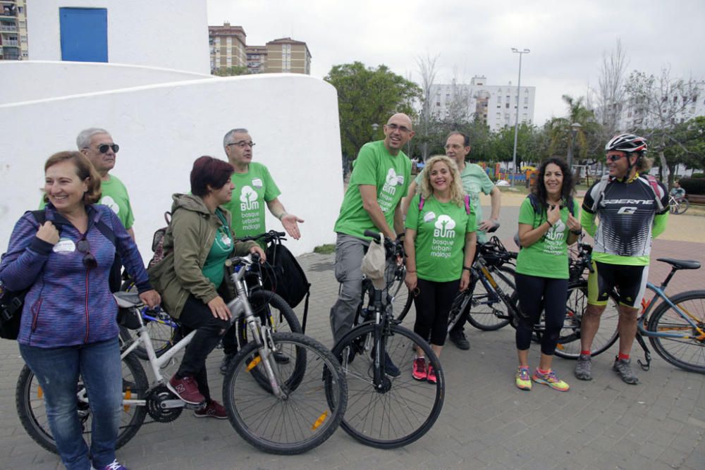 La plataforma que demanda un gran espacio verde en la ciudad protagoniza una marcha ciclista este sábado, con el apoyo de miembros de IU y Podemos, desde el parque Huelin hasta los terrenos de Repsol.