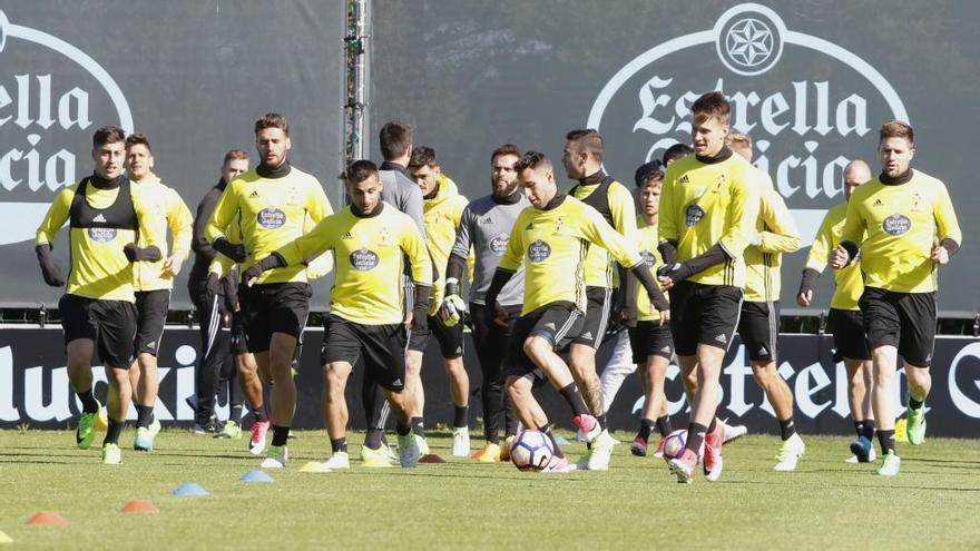 Los jugadores del Celta en el entrenamiento de A Madroa. // Alba Villar