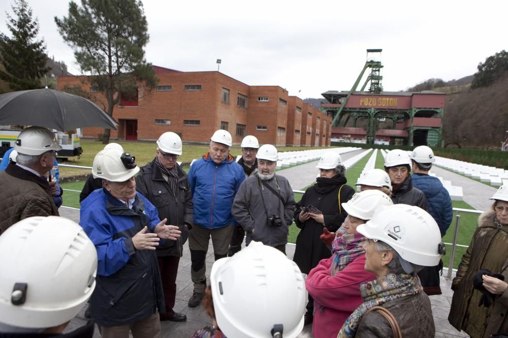 Los vecinos de Sabero, en el recorrido por el pozo Sotón.