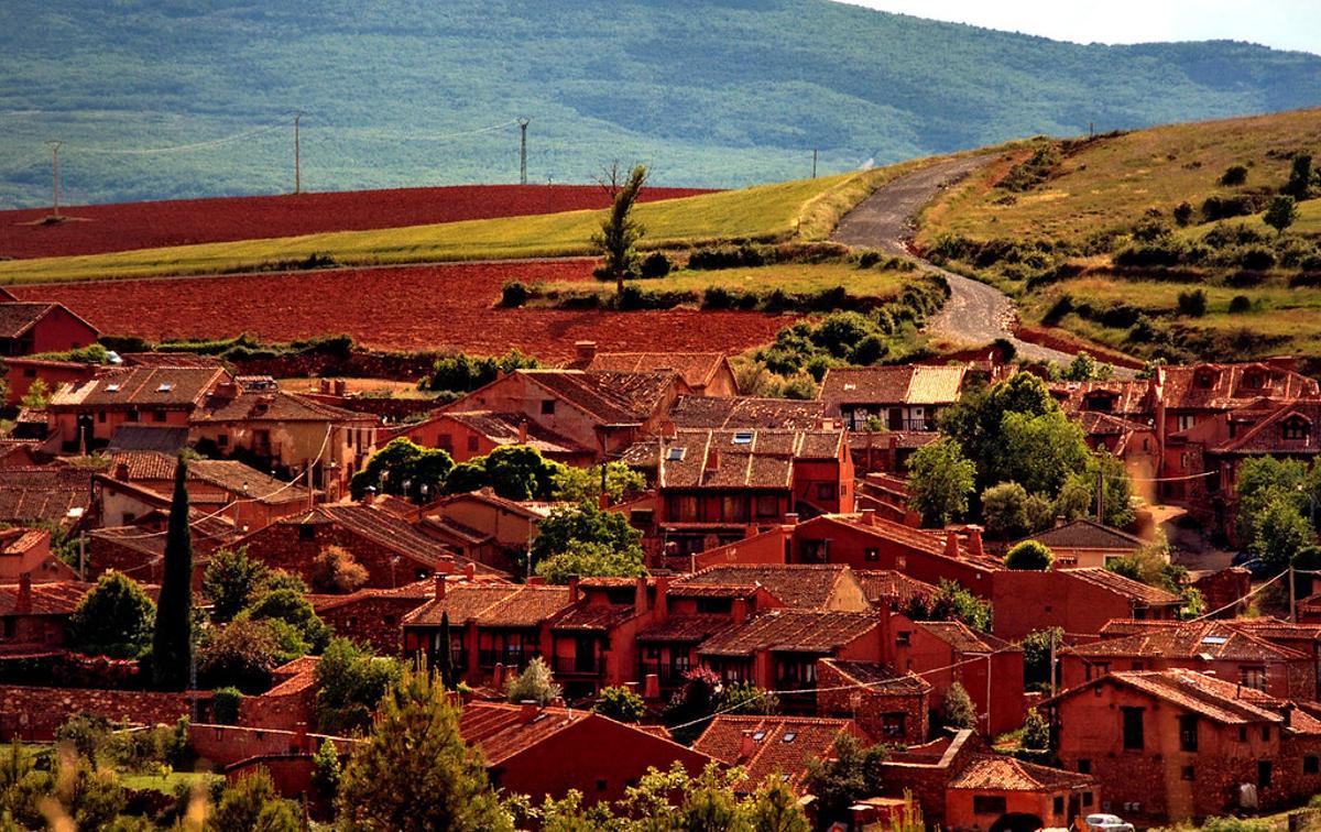 Si estás buscando hacer una escapada a un pueblo que igualmente cuente con casitas de colores y te haga desconectar del frenético ritmo de Madrid, Madriguera es tu destino ideal