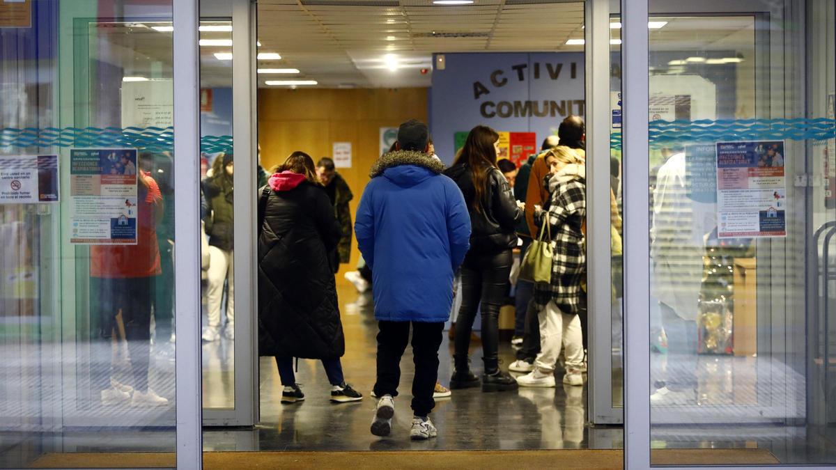 Pacientes entran al centro de salud Amparo Poch, hasta ahora Punto de Atención Continuada de Zaragoza.