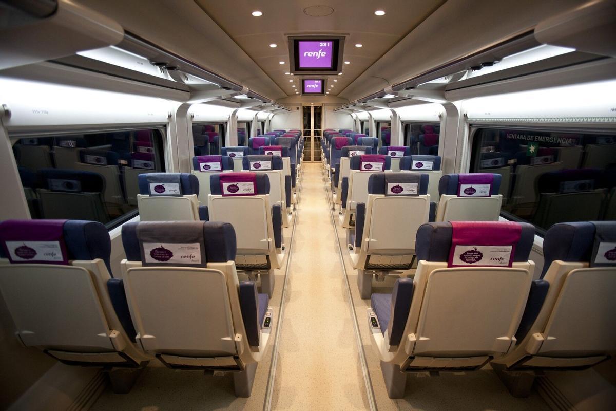 EL NUEVO SERVICIO DE TREN AVANT QUE CIRCULA POR LAS VIAS DEL AVE ENTRE SANTIAGO DE COMPOSTELA Y OURENSE, REGISTRA ESCASEZ DE VIAJEROS, AL MENOS EN SU FRECUENCIA DE LAS OCHO DE LA MAÑANA, APENAS EL 15 POR CIENTO DE OCUPACION. TREN DE ALTA VELOCIDAD. TRANSPORTE FERROVIARIO. FERROCARRIL. VAGONES VACIOS