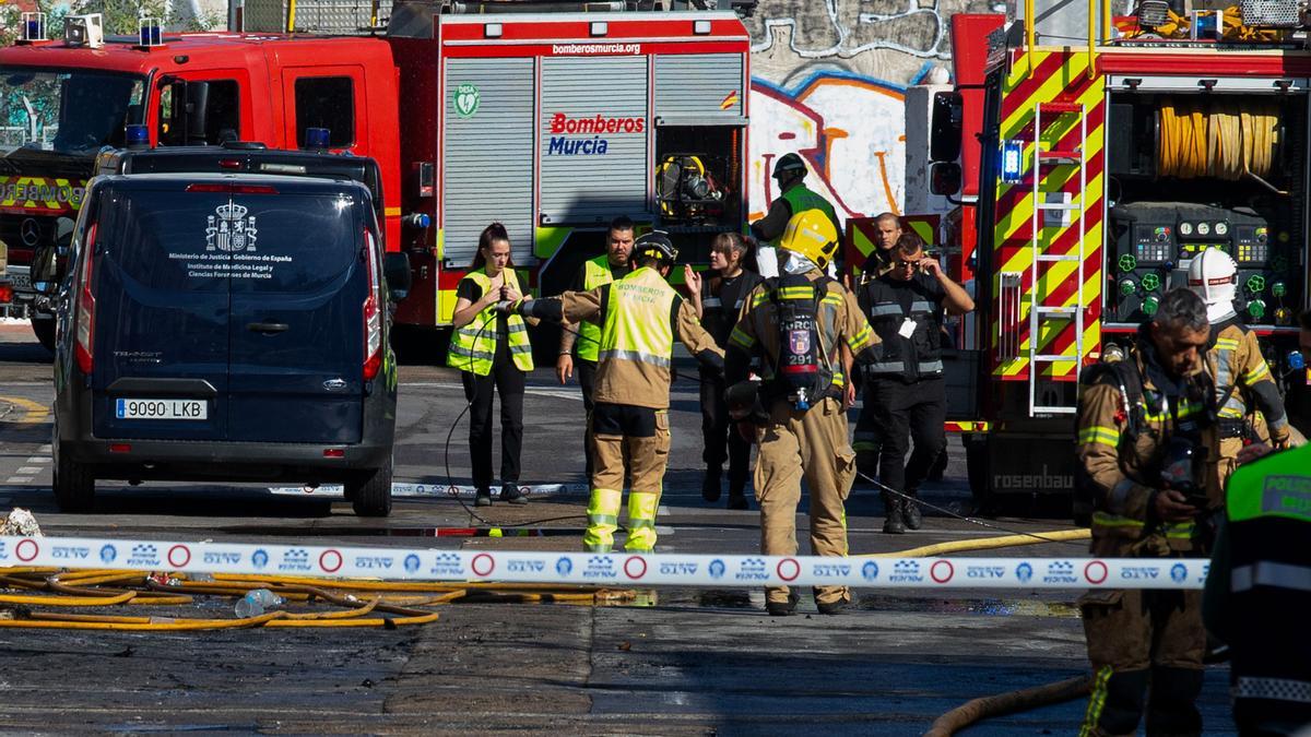 Bombers, treballant al lloc de l'incendi