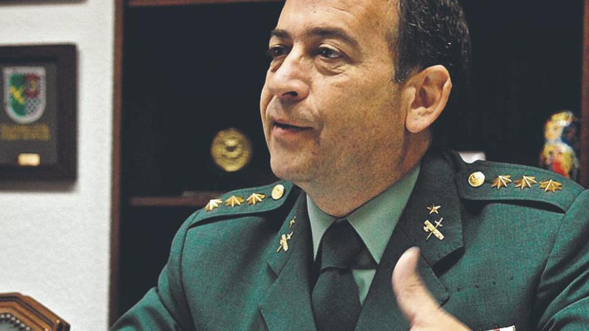El general de la Guardia Civil retirado Francisco Espinosa en su antiguo despacho de la Comandancia de Las Palmas.