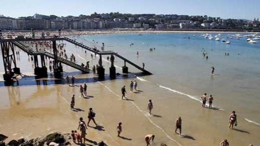 Bañistas en la playa de San Sebastián