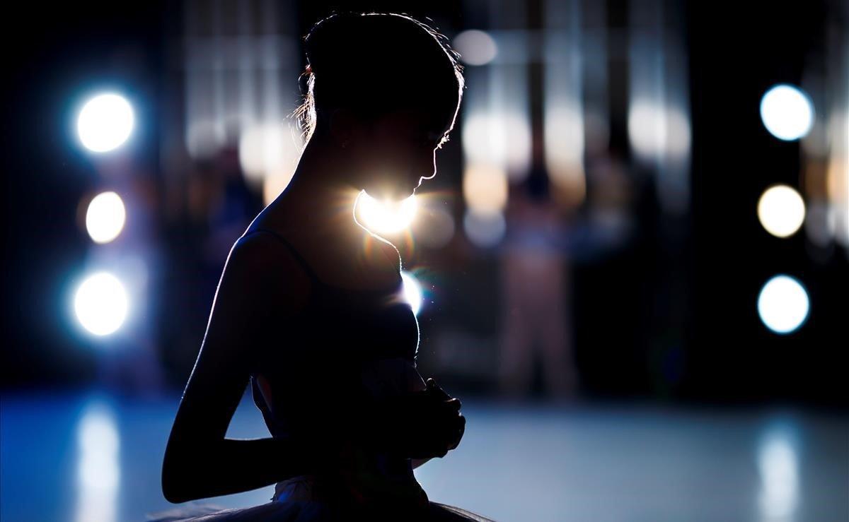 Una bailarina espera su turno para actuar en el primer día del 47 del Prix de Lausana, uno de los concursos de danza más importantes del mundo, en la ciudad suiza. El concurso reúne año tras año a jóvenes bailarines que optan a una beca con la que completar su formación en una escuela de ballet de prestigio mundial, un trampolín para las jóvenes promesas del mundo de la danza.