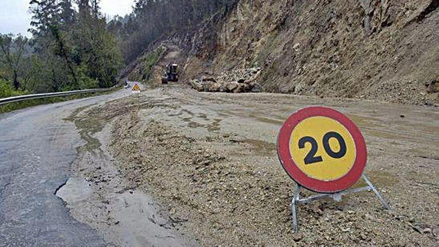 Obra en una carretera de Aranga.