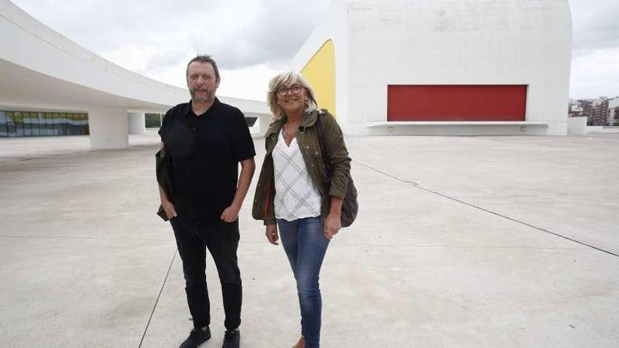 José Luis Quirós, promotor, y Ana Hevia, concejala de Festejos, en el Centro Niemeyer, ayer, en la presentación del festival.