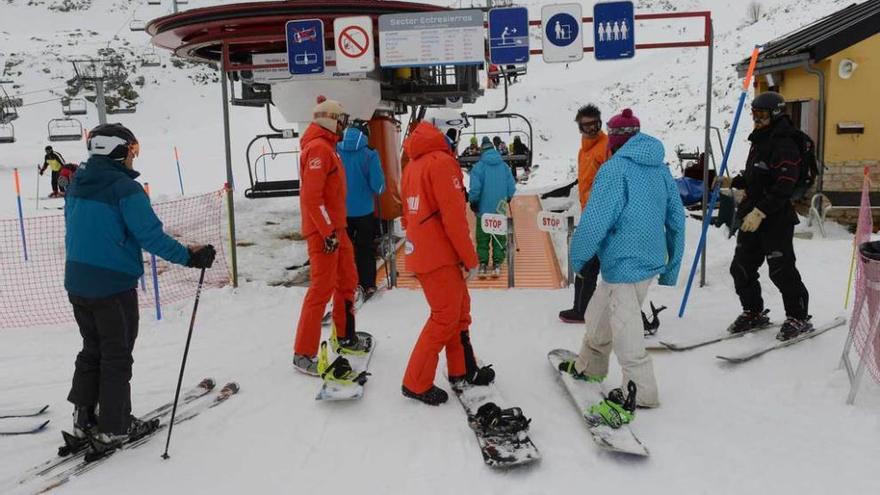 Esquiadores en la jornada inaugural del curso pasado, en Fuentes de Invierno.