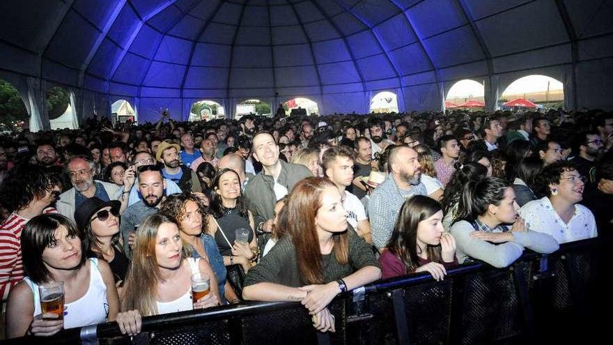 Público en una carpa del Atlantic Fest que se celebró el pasado mes de julio en A Illa de Arousa. // I. Abella