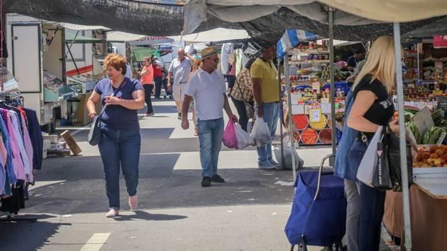 Imagen captada ayer en el mercadillo de Orihuela en el recinto de Los Huertos, que ha perdido más de 140 puestos en los últimos años por una ubicación alejada del centro.