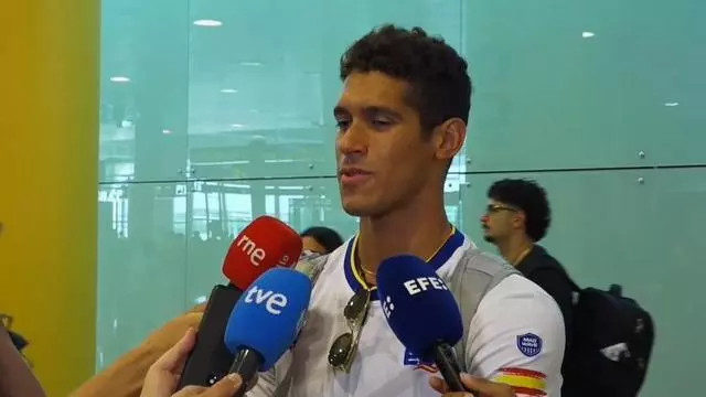 Hugo González regresa a Barcelona tras conquistar la plata en los Europeos de natación