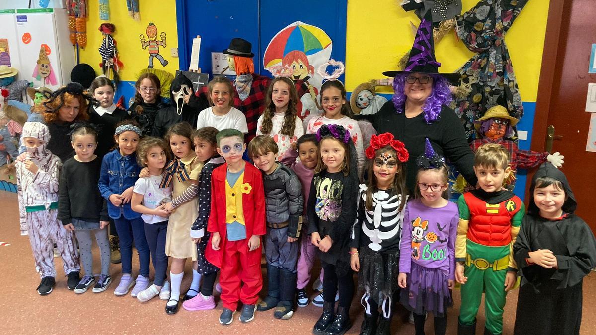 Alumnado del colegio Virgen del Fresno junto a las docentes Aida Rodríguez y Mónica Tocino