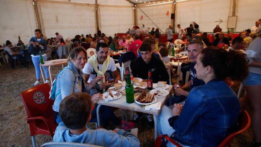 Costillada celebrada en la carpa de las fiestas de El Ferrero.