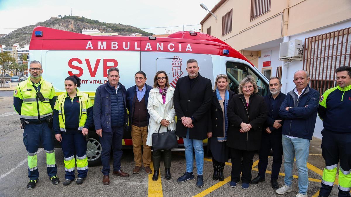 Las autoridades y personal sanitario, esta mañana, en la nueva base de ambulancias de Cullera.