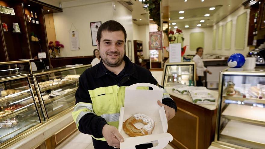 Gijón celebra San Xurde con gusto por los libros y las roscas, agotadas, en imágenes