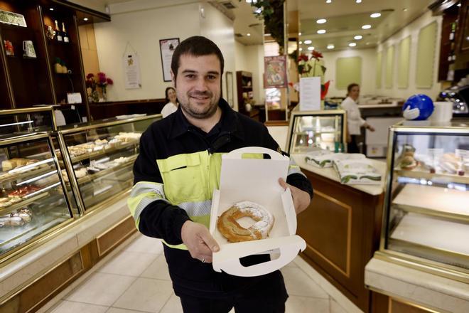 Gijón celebra San Xurde con gusto por los libros y las roscas, agotadas, en imágenes