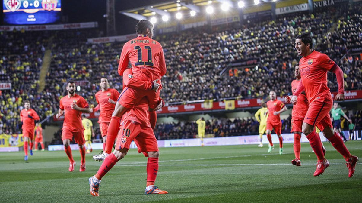 Messi sostiene a Neymar tras el 0-1 en El Madrigal, en presencia de Luis Suárez