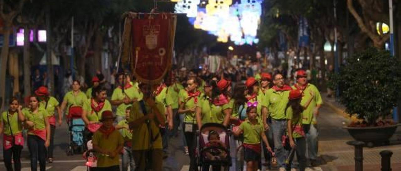 Desfile de peñas en las celebraciones del año pasado en Sant Joan