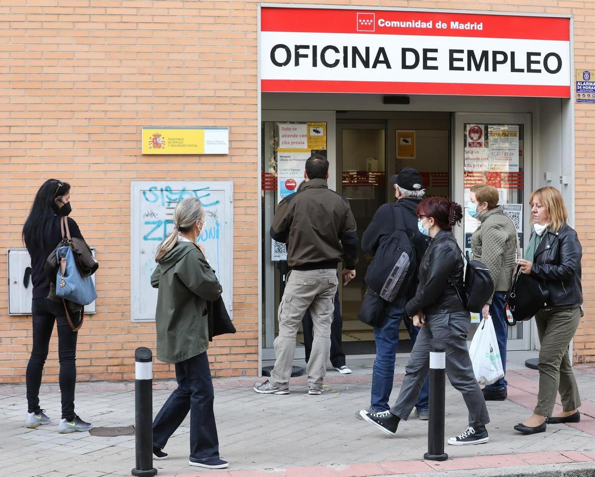 Varias personas en la puerta de una oficina del SEPE.