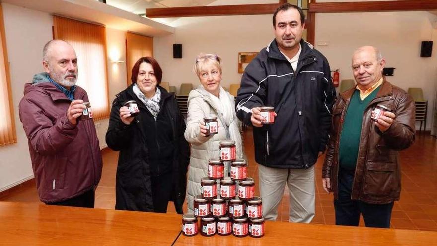 Comuneros de Couso muestran los frascos de mermelada de frambuesas de sus montes. // Jose Lores