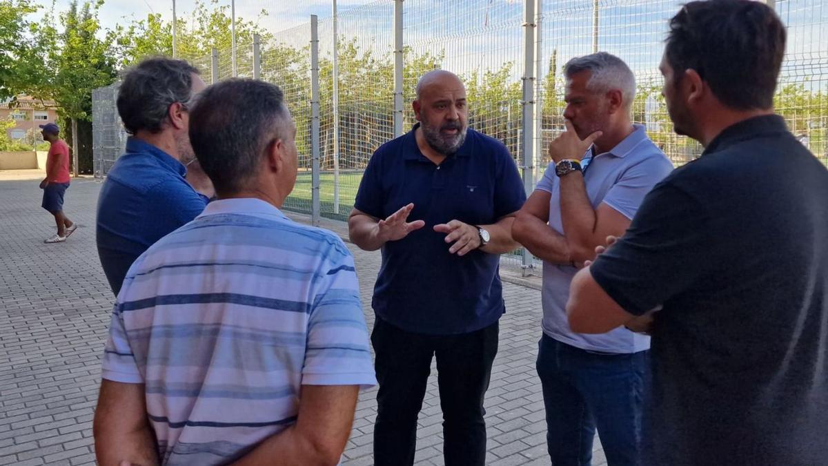 El presidente del PP de Palma, Jaime Martínez, en su visita a Son Moix.