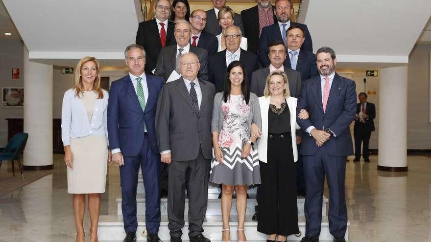 En primera fila, y desde la izquierda, Maite Torres, Alberto Rocha, Manuel Rodríguez, Patricia García, Josefina Fernández y Luis Beraza. Detrás, Francisco Puga, Emilio Pérez Nieto, José Silveira, Diego Esquer, Agustín Riobó, Francisco Izquierdo, María Borrás, Víctor del Canto, Raquel Borrajo, Salvador Fernández Alvariño y Guillermo Fernández Hermida. // Ricardo Grobas